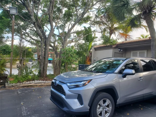 8350 Dundee Ter, Miami Lakes FL 33016