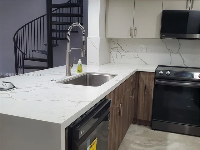 8350 Dundee Ter, Miami Lakes FL 33016