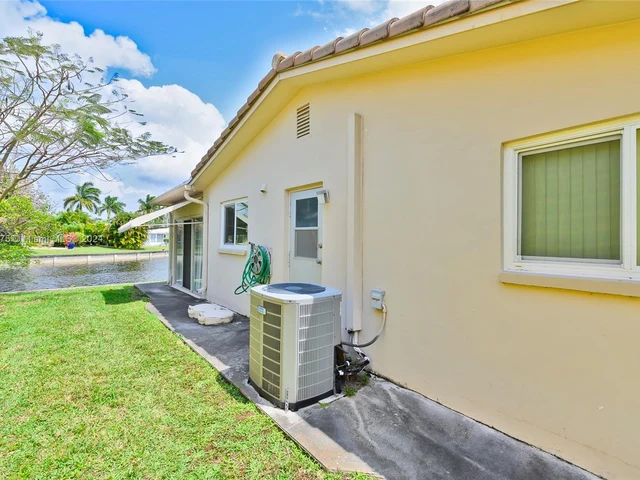 4301 NW 46th St, Tamarac FL 33319