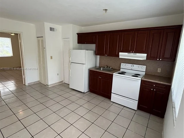 553 SW 5th St # 4, Miami FL 33130