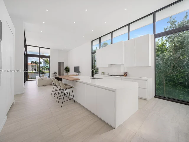 1635 Diplomat Pkwy, Hollywood FL 33019