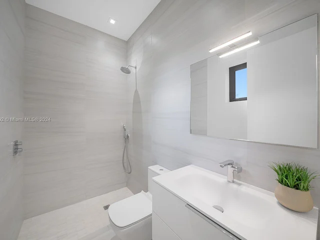 1635 Diplomat Pkwy, Hollywood FL 33019