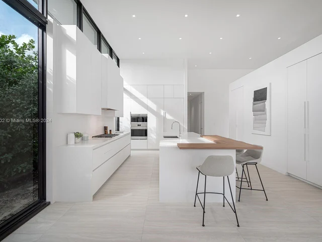 1635 Diplomat Pkwy, Hollywood FL 33019