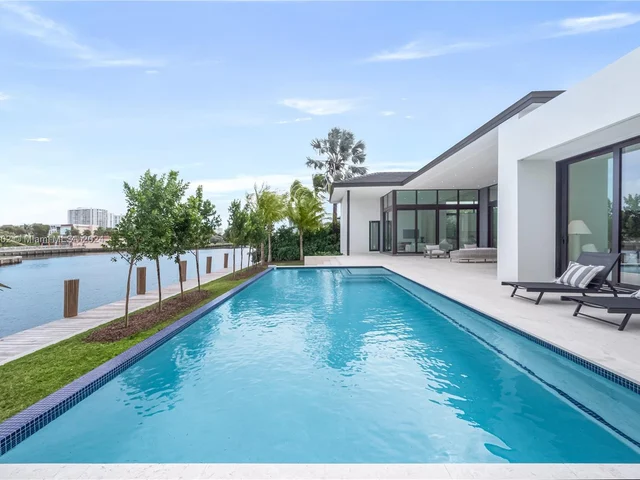 1635 Diplomat Pkwy, Hollywood FL 33019