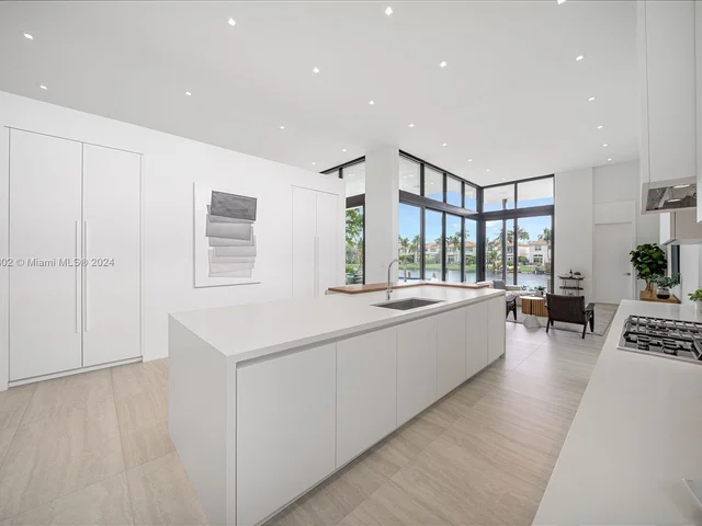 1635 Diplomat Pkwy, Hollywood FL 33019