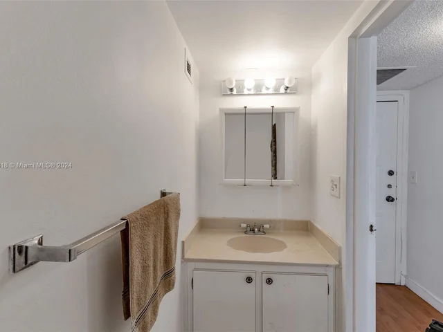 600 Parkview Dr # 726, Hallandale Beach FL 33009