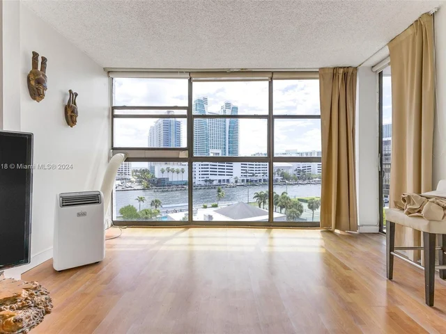 600 Parkview Dr # 726, Hallandale Beach FL 33009