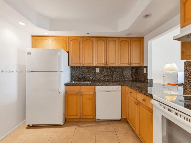 600 Parkview Dr # 726, Hallandale Beach FL 33009