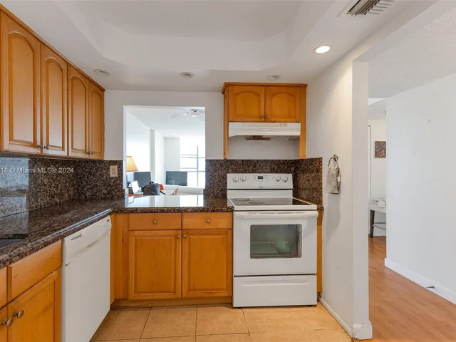 600 Parkview Dr # 726, Hallandale Beach FL 33009