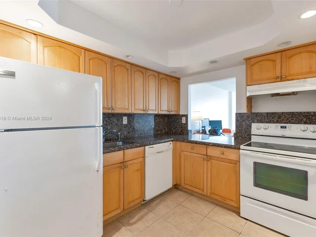 600 Parkview Dr # 726, Hallandale Beach FL 33009