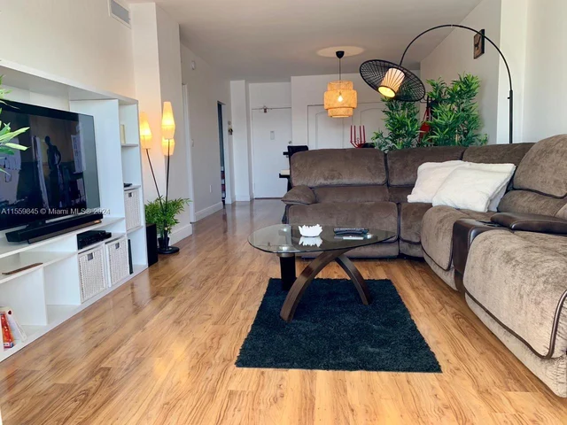 500 Bayview Dr # 1018, Sunny Isles Beach FL 33160