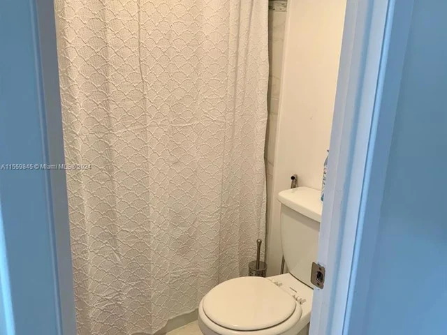 500 Bayview Dr # 1018, Sunny Isles Beach FL 33160