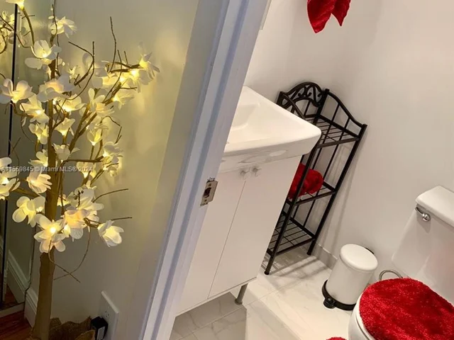 500 Bayview Dr # 1018, Sunny Isles Beach FL 33160