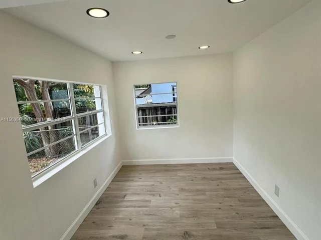 5241 NE 2nd Ter, Oakland Park FL 33334