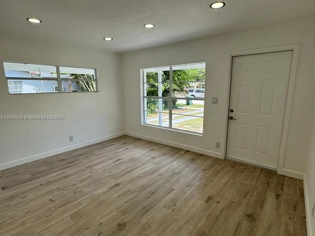 5241 NE 2nd Ter, Oakland Park FL 33334