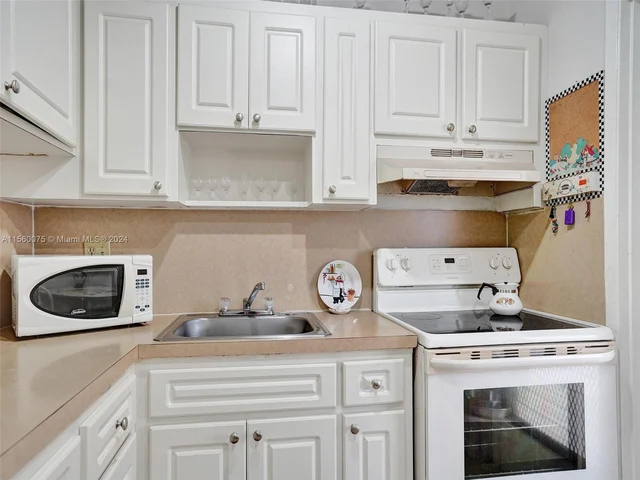 1100 Hillcrest Ct # 309, Hollywood FL 33021