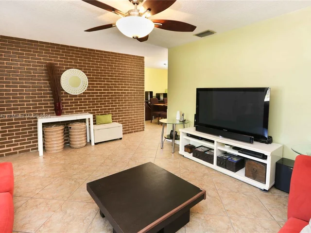 828 Johnson St, Hollywood FL 33019