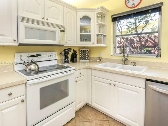 828 Johnson St, Hollywood FL 33019