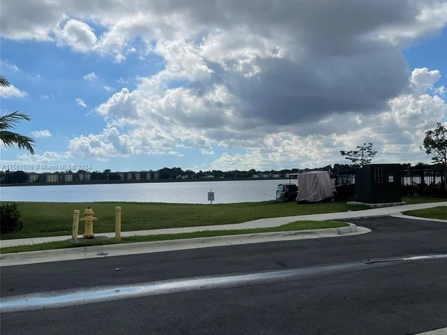 533 NE 206th Ln # 533, Miami FL 33179