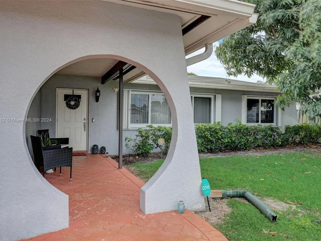 511 NW 98th Ave, Pembroke Pines FL 33024