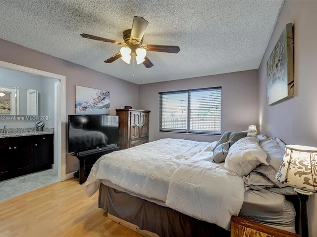 511 NW 98th Ave, Pembroke Pines FL 33024