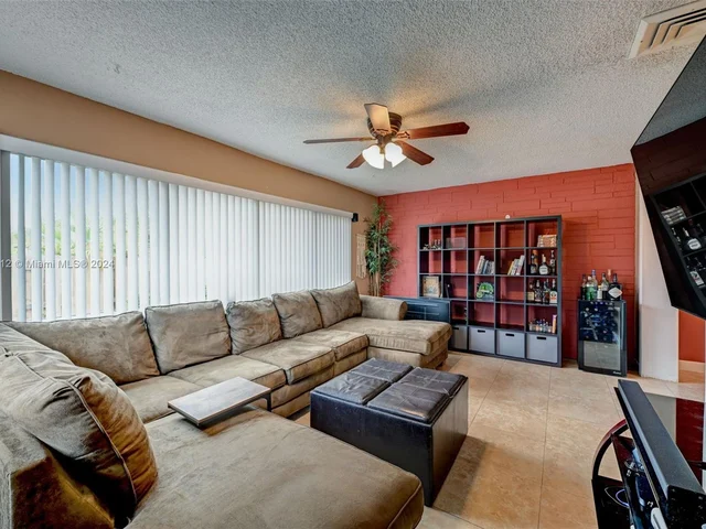 511 NW 98th Ave, Pembroke Pines FL 33024