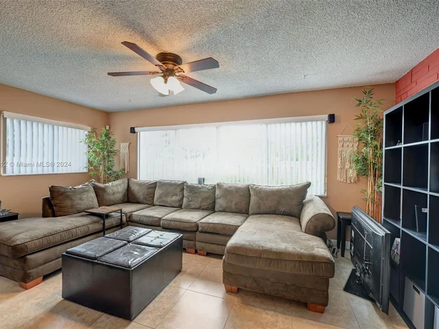 511 NW 98th Ave, Pembroke Pines FL 33024