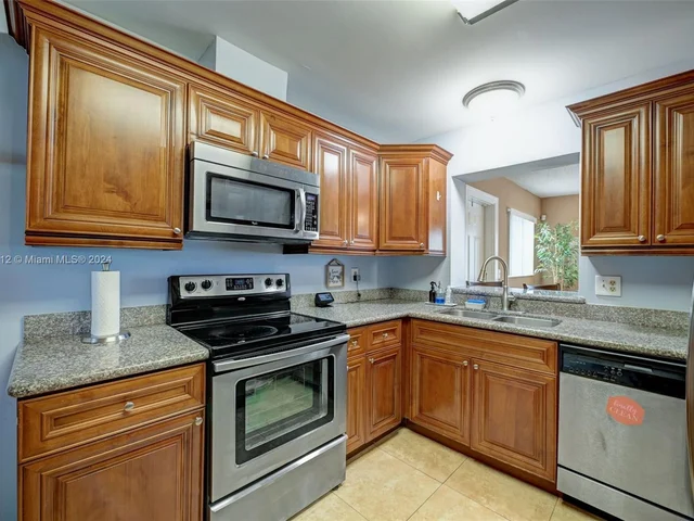 511 NW 98th Ave, Pembroke Pines FL 33024