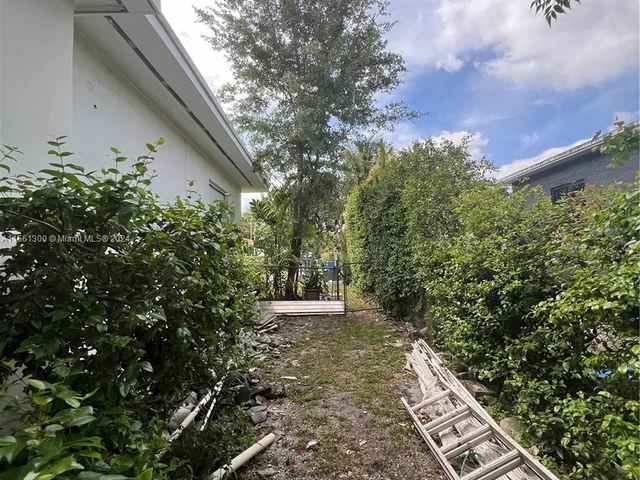 151 NW 146th St, Miami FL 33168