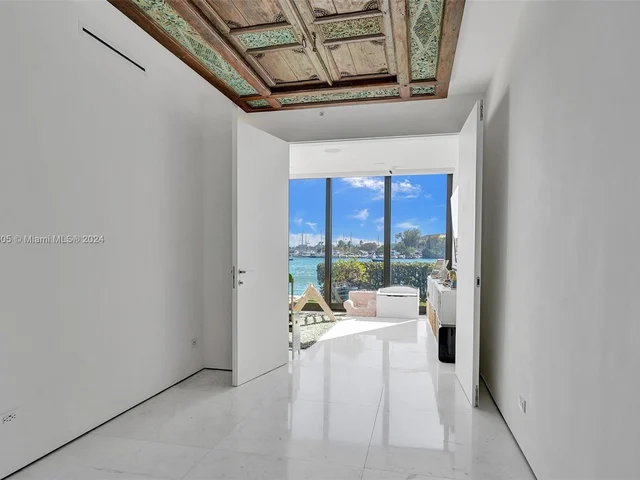 1000 Venetian Way # 101, Miami FL 33139