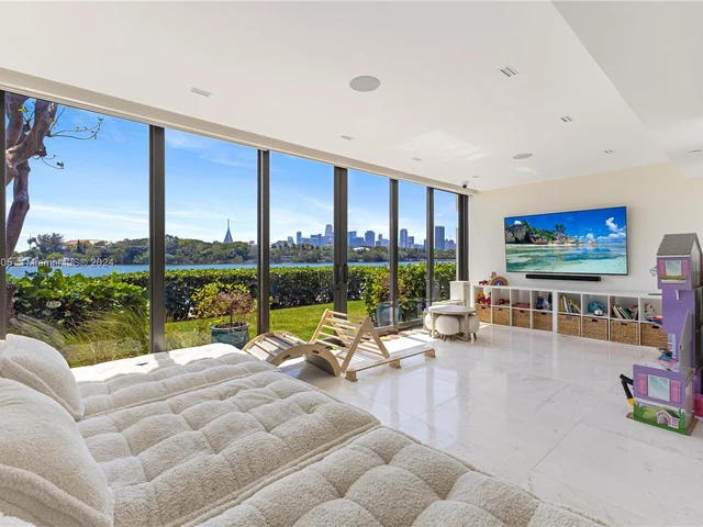 1000 Venetian Way # 101, Miami FL 33139