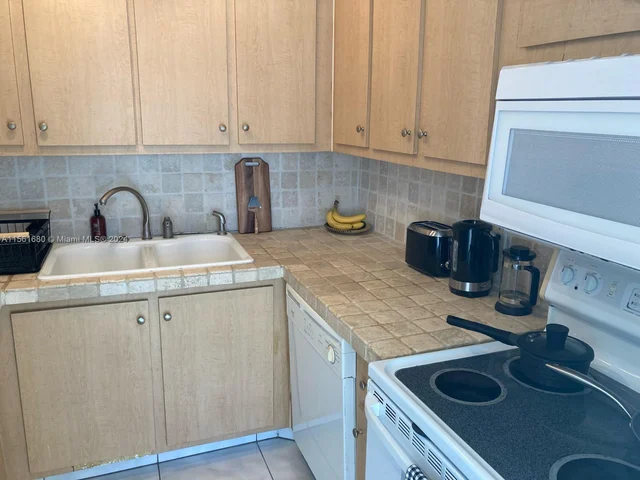 3660 NE 166th St # 816, North Miami Beach FL 33160