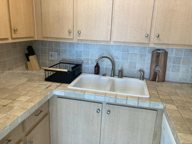 3660 NE 166th St # 816, North Miami Beach FL 33160