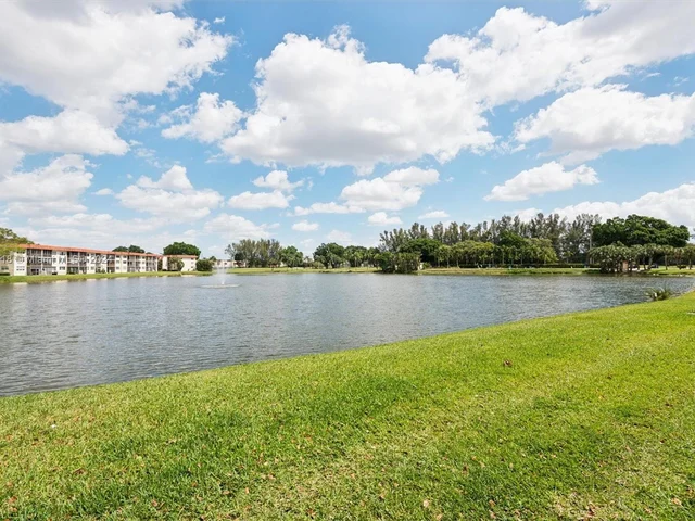 9423 S Hollybrook Lake Dr # 110, Pembroke Pines FL 33025
