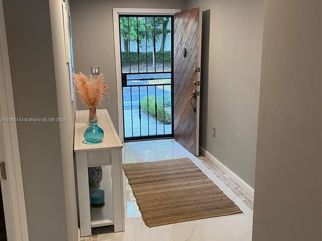 590 NE 199th Ter # 2Y, Miami FL 33179