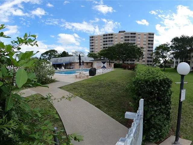 3535 Broken Woods Dr # 303, Coral Springs FL 33065