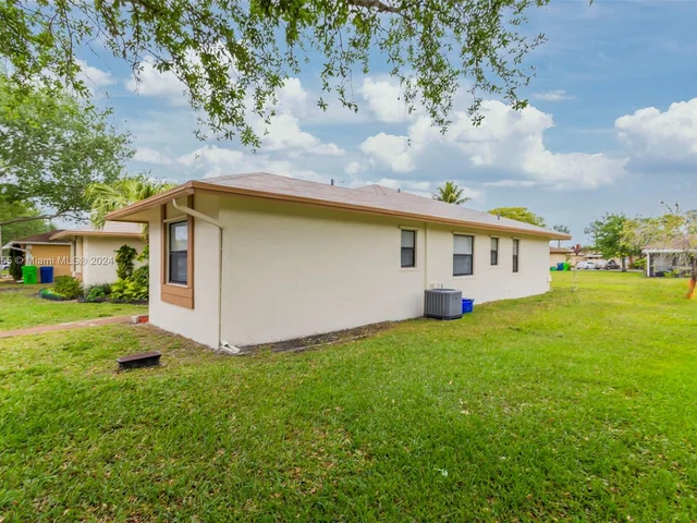 10935 NW 29th Ct, Sunrise FL 33322