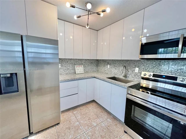 3081 NW 94th St # 3081, Miami FL 33147