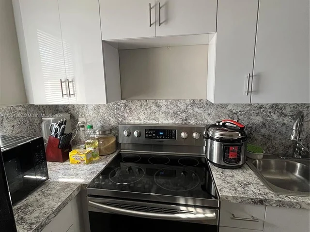 2319 W 60th St # 210, Hialeah FL 33016