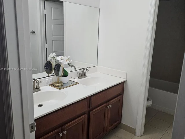 717 NE 193rd Ter, Miami FL 33179