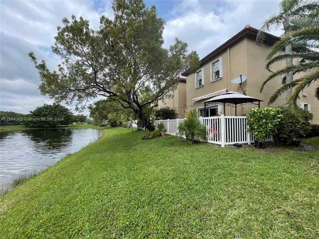 16329 Emerald Cove Rd, Weston FL 33331