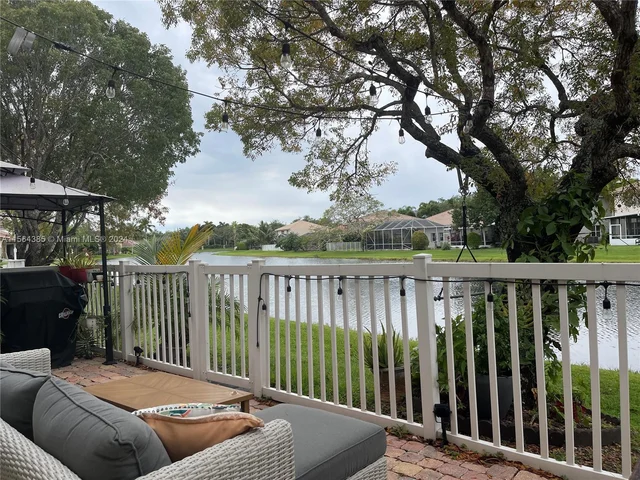 16329 Emerald Cove Rd, Weston FL 33331