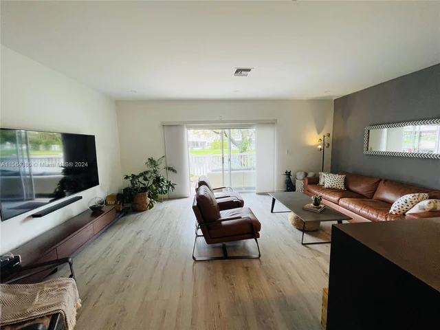 16329 Emerald Cove Rd, Weston FL 33331