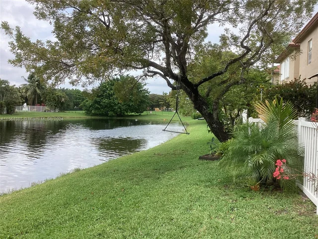 16329 Emerald Cove Rd, Weston FL 33331