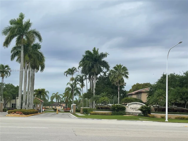 16329 Emerald Cove Rd, Weston FL 33331