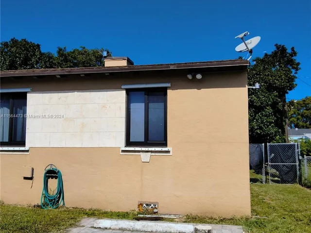 1021 NW 41st St, Miami FL 33127