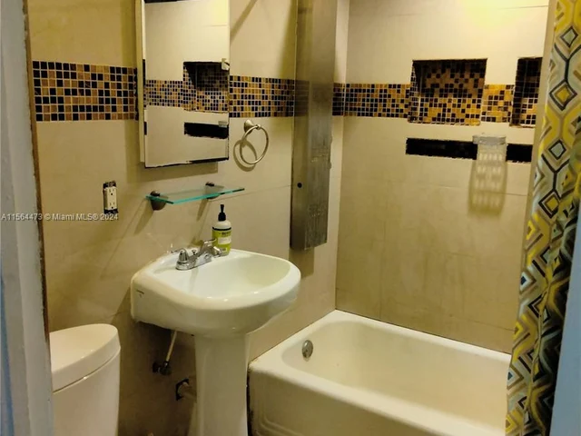 1021 NW 41st St, Miami FL 33127