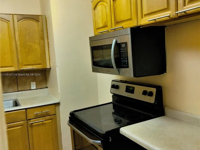 1021 NW 41st St, Miami FL 33127