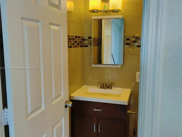 1021 NW 41st St, Miami FL 33127