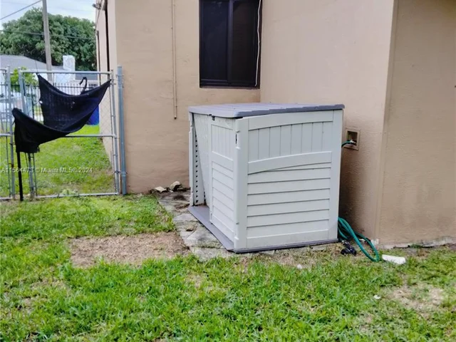 1021 NW 41st St, Miami FL 33127